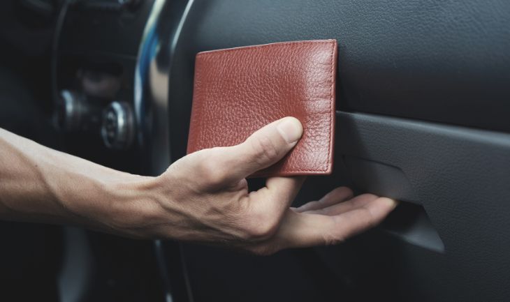 Lommebok som tas ut fra hanskerom